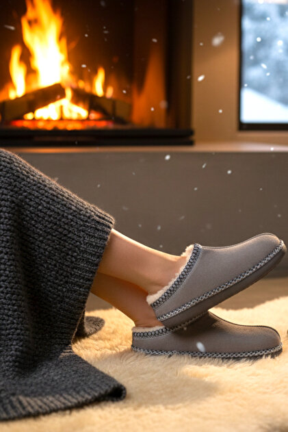 Damen-Hausschuhe aus Wildleder mit Struktur. Hausschuhe mit Fellinnenseite, Stickerei-Detail und warmer, weicher Sohle