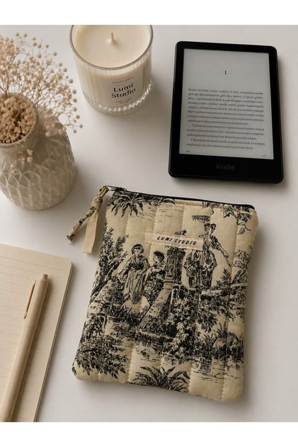 Siyah Fransız Köylüleri Kindle Kılıfı -E-Kitap Okuyucu Çantası- Elyaf Dolgulu (CİHAZ ÖLÇÜSÜSÜNE GÖRE DİKİLEBİLİR. LÜTFEN SİPARİŞ NUMARANIZ İLE BİRLİKTE İSTENİDİĞİZ ÖLÇÜLERİ İLETİNİZ)