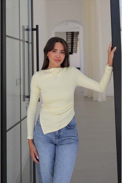 Gelbe, seitlich geraffte, asymmetrische Bluse