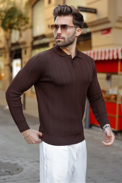 Brauner, geknöpfter, gemusterter Over-Fit-Herrenstrickpullover mit Polokragen E7520