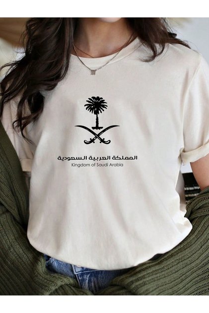 قميص للرجال والنساء بمناسبة اليوم الوطني السعودي، مصنوع من القطن 100%، مطبوع برقبة مستديرة وأكمام قصيرة، تصميم فضفاض، خفيف الوزن وقابل للتنفس، مناسب للارتداء الصيفي غير الرسمي