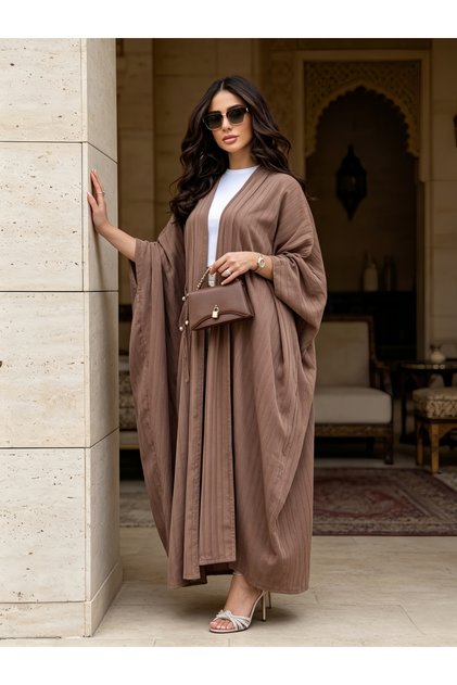 عباءة بنية اللون مخططة بأكمام خفاشية