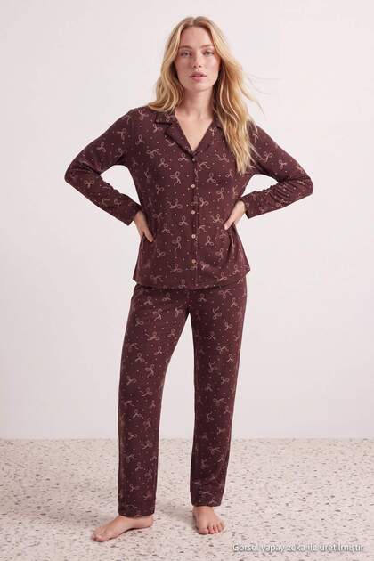 Kahverengi Kurdele Desenli Yumuşak Tuşeli Örme Pijama Takımı THMAW27PT00234