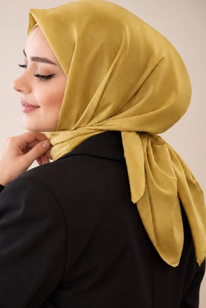 وشاح كريستالي بلون واحد. إكسسوار أنيق للملابس. مقاوم للانزلاق، مقاوم للتجاعيد، لا يتشقق.