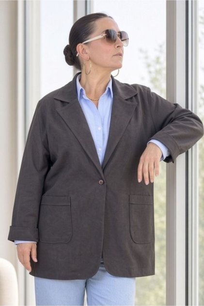 Jachetă blazer supradimensionată, cu un singur nasture, buzunar tip sac, din in brut, croială largă.