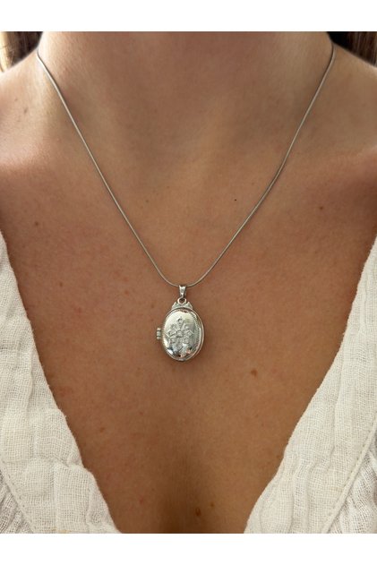 Vintage Openable Clamshell Photo Insertable Stainless Steel Tarnish Resistant Women's Necklace