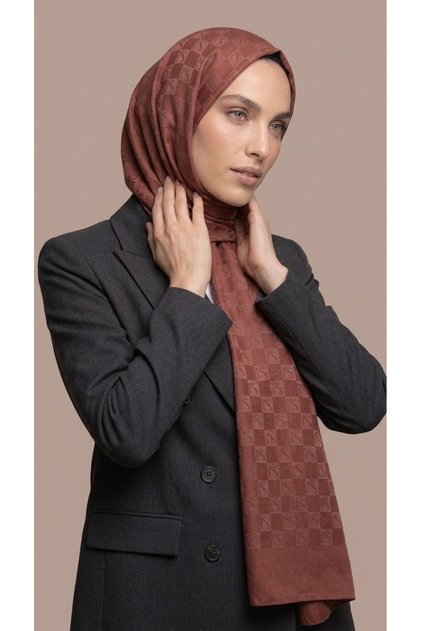 شال جاكار مربع الشكل مزين بحروف مونوغرام