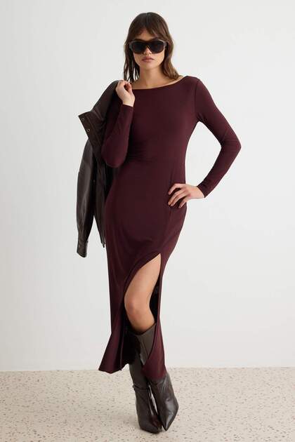 Kahverengi Kayık Yaka Sırt Dekolteli Fitted/Vücuda Oturan Maxi Esnek Örme Elbise TWOAW24EL00824