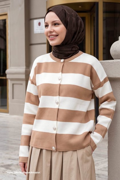 Gestreifter Camel-Trikot-Cardigan mit goldenen Knöpfen