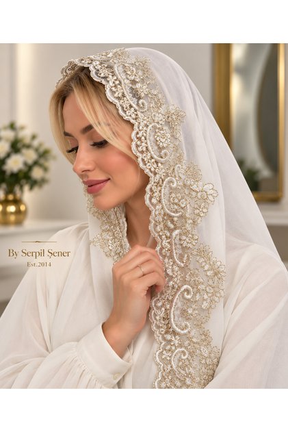 Fransız Dantelli Ekru Gold İşlemeli Şal – Mevlüt-Çeyiz-Nikah-Özel Gün Şalı-(188-76 cm uzun ölçülüdür) Kenarı kıvırma dikimdir.