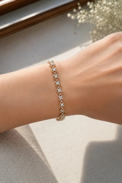 316L Çelik Yonca Motifli Zirkon Taşlı Premium Kadın Bileklik – Sertifikalı, Özel Kutulu Hediye Paketi