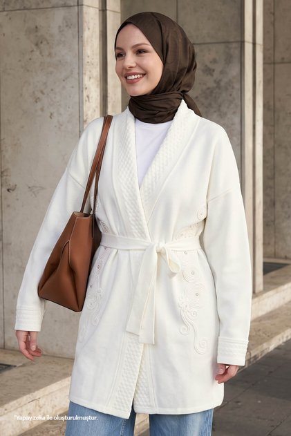 Jachetă albă din tricotaje cu model și broderie pe guler