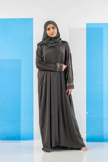 عباءة نسائية رمادية من الحرير مع أكمام مطرزة