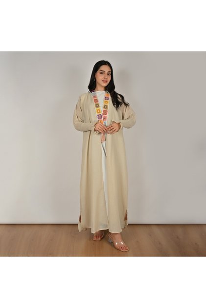 عباية لف بلون بيج بتصميم عصري مع أكمام بكسرات (سموك) ولمسة كشكش ناعمة