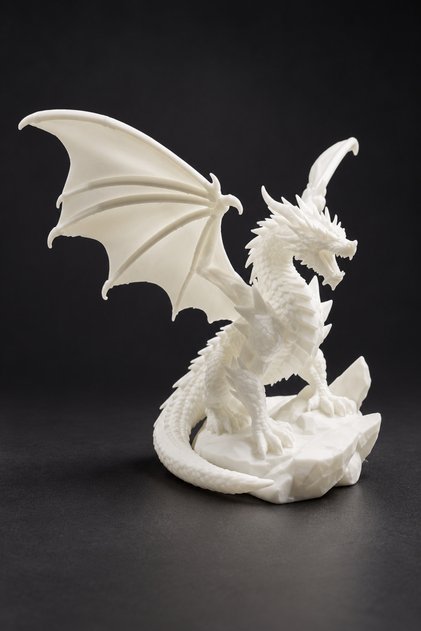 Beyaz Kaya Tabanlı Kanatlı Ejderha Figürü 12 cm – Fantastik Dekoratif Biblo