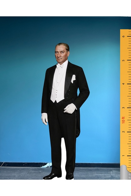 Mustafa Kemal Atatürk Smokini Gerçek Boy Maket – Cumhuriyetin Kurucusu 2026 Özel Seri - Birinci Sınıf Sert Plastik (Forex) / Ultra-HD Restorasyonlu - Liderler Koleksiyonu