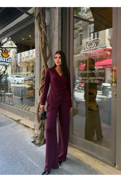بدلة نسائية بورجوندي بمشبك جانبي وصدرية مزدوجة