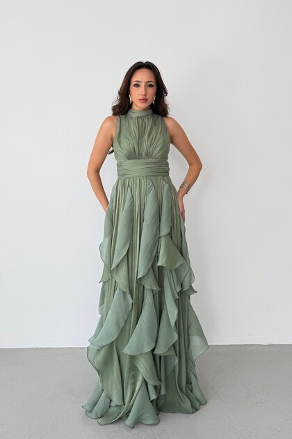 Rochie de seară lungă, verde, cu guler halter și volane