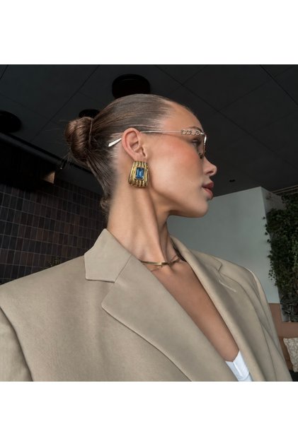 İkon Mavi Taşlı Gold Vintage Küpe – Dokulu Statement Tasarım