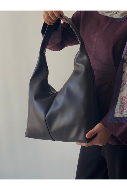 حقيبة كتف جلدية سوداء كبيرة الحجم من NEW SEASON