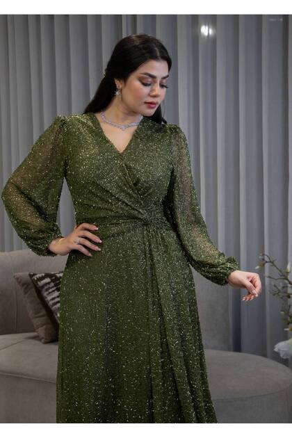 A Dinner Dress That Combines Classic Elegance with Modern Flair