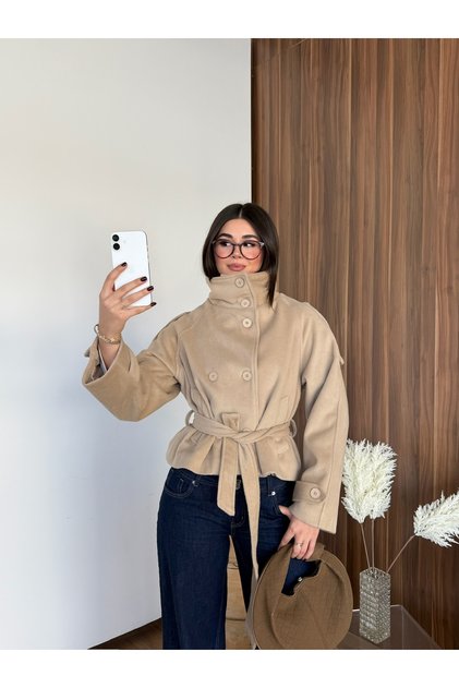 معطف نسائي بحزام وجيوب وياقة عالية من قماش الكاشي