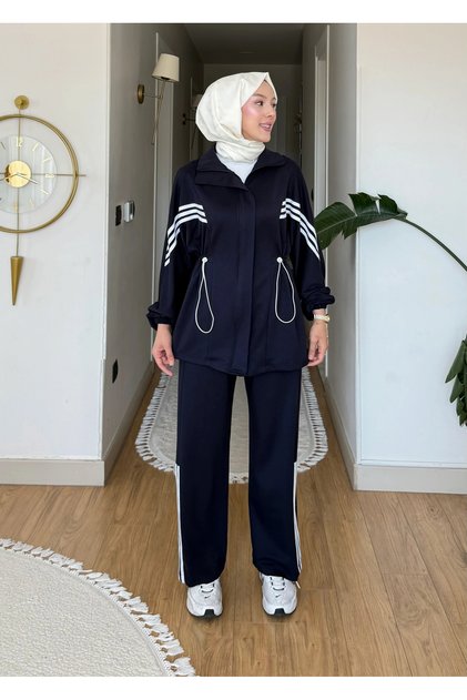 طقم رياضي نسائي مخطط باللون الأزرق الداكن مع خصر مطاطي