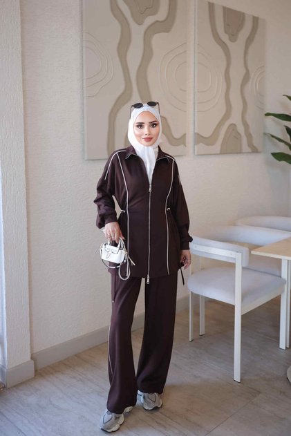 طقم بنطلون تونيك بتفاصيل مزركشة وسحاب أمامي باللون البني