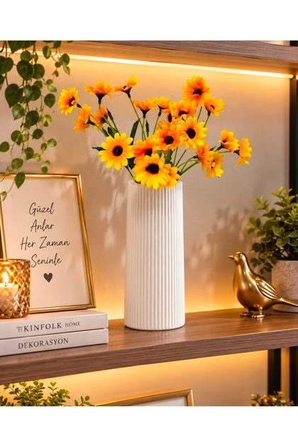 Beyaz çizgili modern vazo ve sarı papatya raf ve masaüstü premium