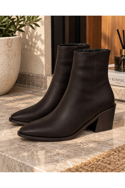 Damen-Stiefeletten aus bitterbraunem Leder mit spitzer Zehenpartie und Absatz