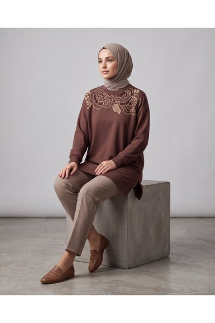 تونيك فاخر مرن ذو ملمس ناعم ومطرز بالحجر