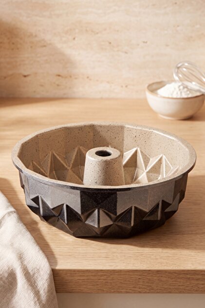 Black Shiny Star Cast Cake Mold 22 cm
