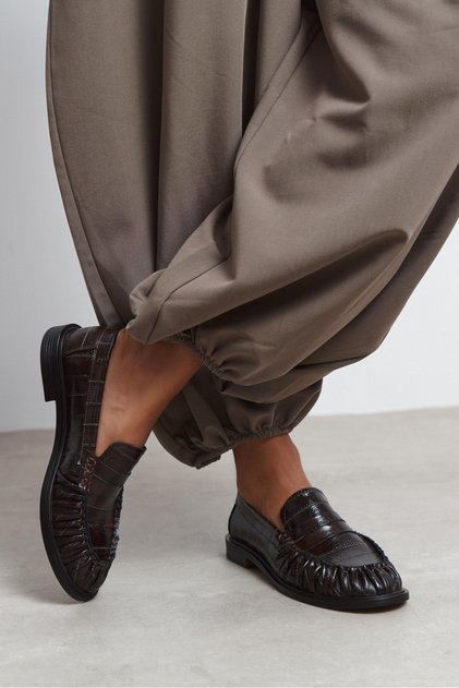 Vesta Brown Croco Echtleder-Sarac-Slipper mit Kordelzug und flacher Sohle für Damen