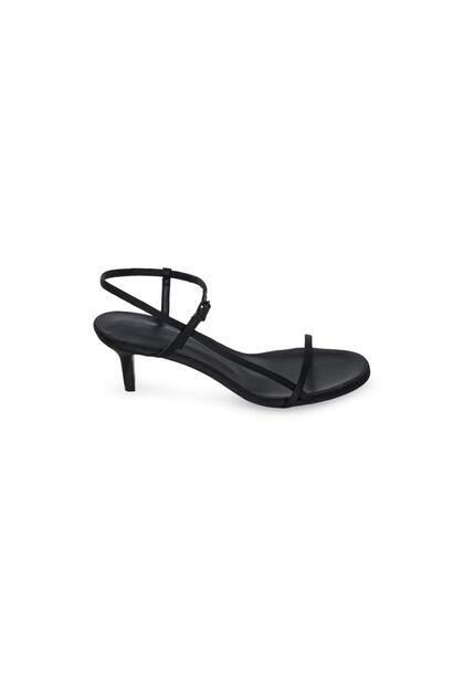 Siyah Çok Bantlı Kitten Heel Saten Sandalet