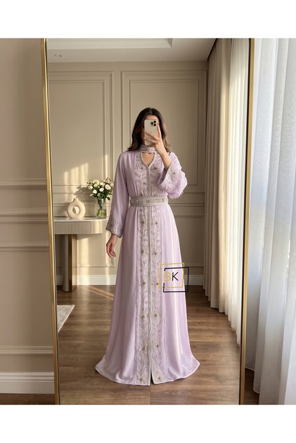 2476 فستان سهرة قفطان بتطريز فضي عمودي وحزام ملكي