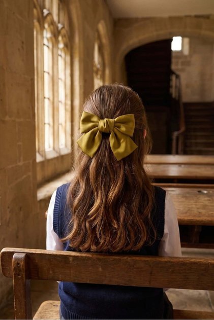مشبك أوتوماتيكي على شكل فيونكة من الساتان باللون الأصفر