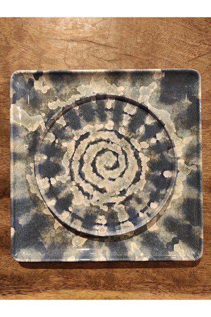 27 cm Square and 20 cm Round Presentation Plates, Set of 2