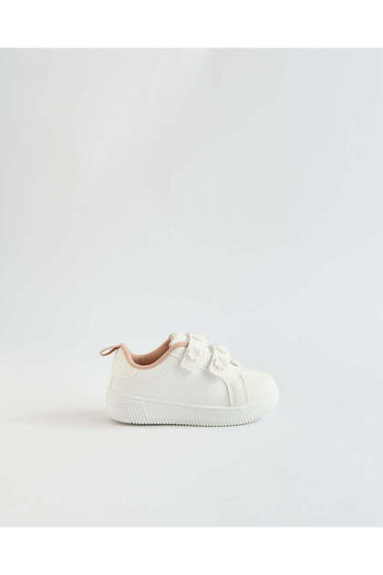 Infant Girls White Flower Embellished Strap Sneakers