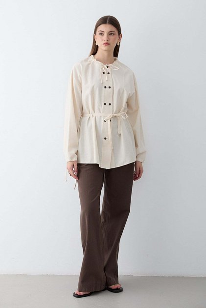 Women's Natural Gathered Collar Belted Shirt