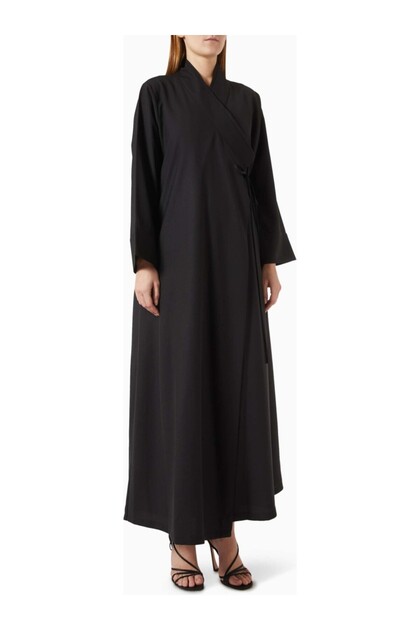 Capture Modern Elegance with the Comfortable High-Neck Abaya