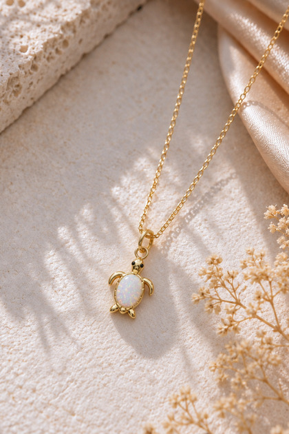 925 Ayar Gümüş Gold Kaplamalı Beyaz Opal Taşlı Kaplumbağa Kolye