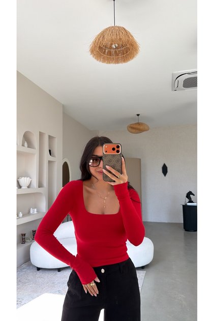 قميص قطني أساسي بأكمام طويلة وياقة مربعة حمراء اللون