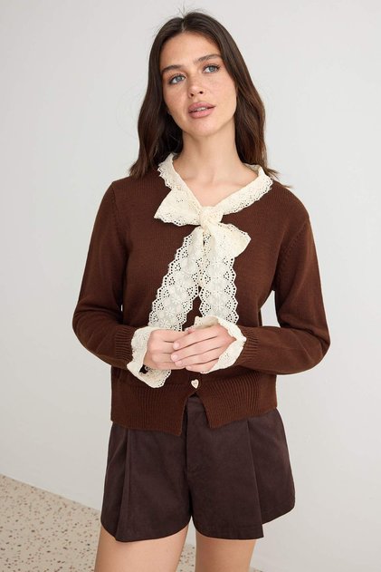 Braune Strickjacke mit Spitzenbesatz und Schleifendetail TWOAW25HI00251