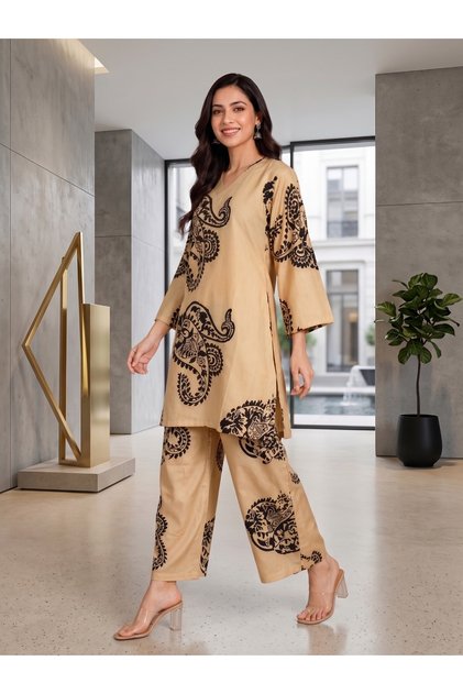 Women co-ord set, Beige & Black Paisley Print