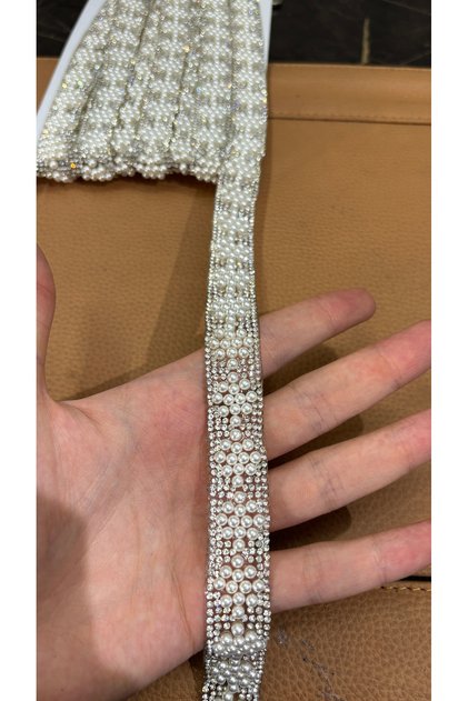 İncili Kristal Taşlı Ütü ile Yapışan Şerit 1 Metre | Beyaz Hotfix Gelinlik Abiye Süsleme Aksesuarı