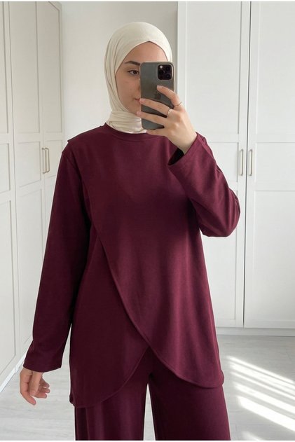 طقم نسائي غير متماثل مكون من قطعتين: تونيك بياقة مزدوجة وبنطلون واسع الساق