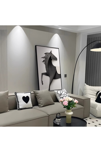 تصميم فني مودرن يجسد رأس وحركة الخيل العربي بأسلوب تجريدي هندسي أنيق، باللون الأسود مع خلفية بيج هادئة.
