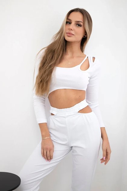 Set bluză albă reiată cu mânecă lungă și pantaloni netezi, din amestec de bumbac elastic.
