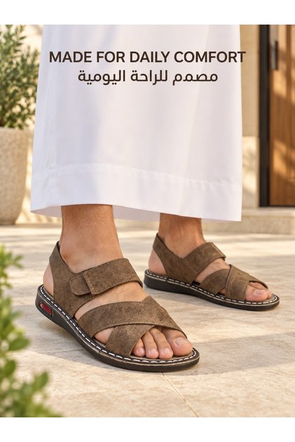 صندل رجالي كاجوال مفتوح من الأمام، جزء علوي بنسيج محبب بلون بني كاكي، حزام قابل للتعديل بخطاف وحلقة، نعل مبطن، صندل مريح للارتداء اليومي داخل المنزل وخارجه.