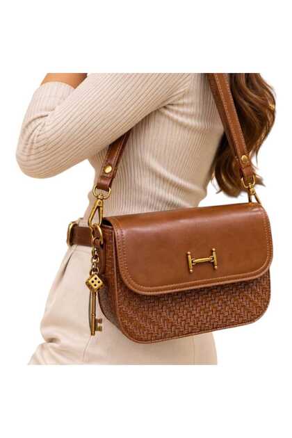 Shoulder bag with lid